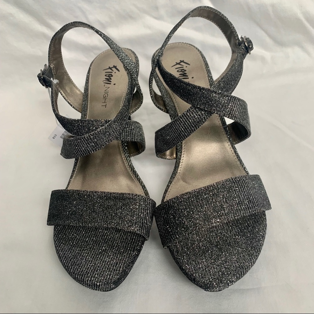 Silver Heels - Picture 5 of 7